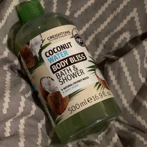 Coconut water body bliss bath & shower❤️ Säljer då doften inte passade mig, se bild 2 för att se mängd som finns kvar