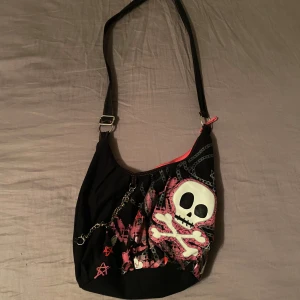 Väska - Säljer denna väska då det inte är min stil längre, köpt här på plick men så gott som ny då den knappt är använd