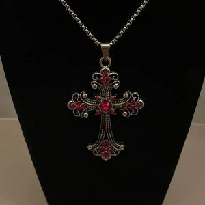 Rött Kors Halsband🧛🏻‍♀️ - Jätte fint rött kors halsband i silver med röda stenar! Det går dessutom att byta kedjan själv om du inte gillar den😙💋