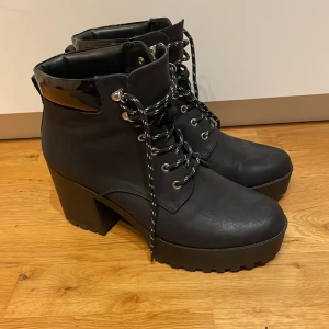 Stöveletter  - Fina stöveletter av Even&Odd. Säljer pga ej min stil. Fint skick. Använd ett fåtal gånger. Str: 42 Nypris: 669kr