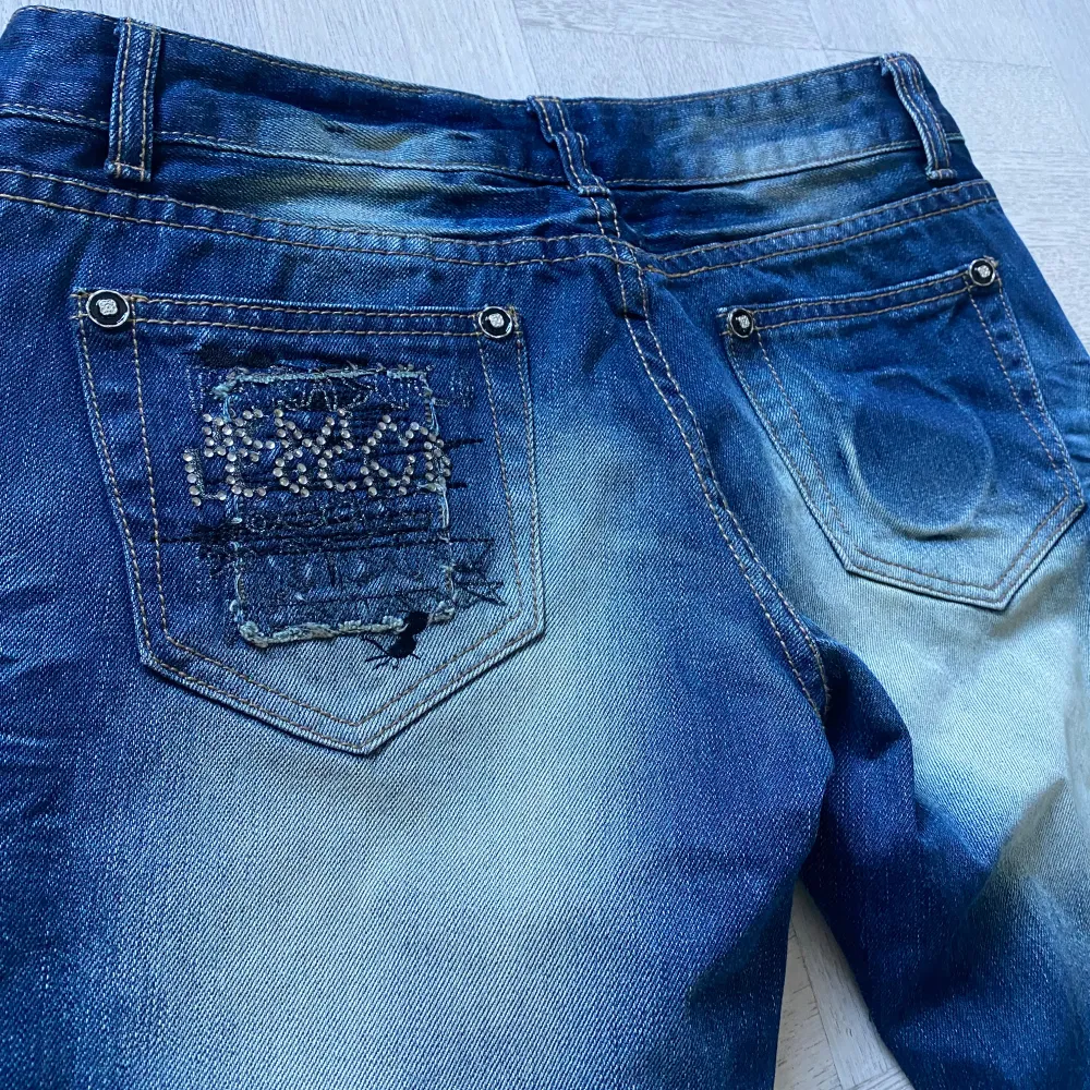 Skitcoola lågmidjade jeans med så snygga detaljer! 🫶 De har en lätt bootcut! Midjemått: 38/39cm Innerbenslängd: 80cm Gren: 21cm . Farkut & Housut.