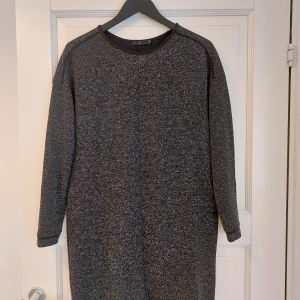 Klänning - Kkänning från Å i mycket bra skick. Lite grövre tyg, svart i botten.