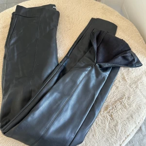 Skinnbyxor med slits fram  - Från Zara Strl S Inga fickor, endast testade