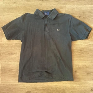 Fred perry piké - Sitter som en M.