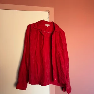 100% siden skjorta ❣️ - 100% siden skjorta. Materialet är verkligen OTROLIGT.   Den är tyvärr liiiiiiite liten på mig. Hoppas du kan få bättre användning för den ❤️