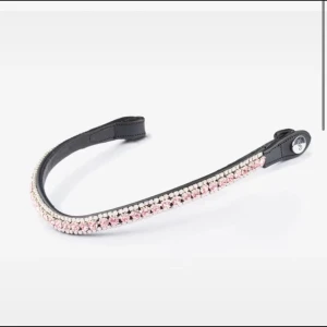 PS of Sweden  - (Aldrig använd följer med förpackning)  🌸pannband Delight är till för dig som gillar elegans. Detta PS pannband har tre rader av högkvalitativa kristaller för en riktig touch av lyx.