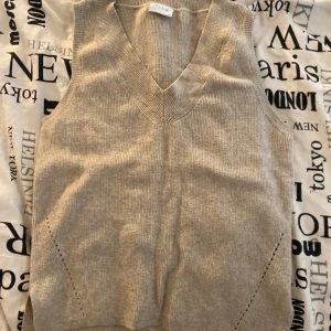 Stickad väst - Stickad väst från vila i storlek XS men fungerar bra på M, använt 3-5 gånger