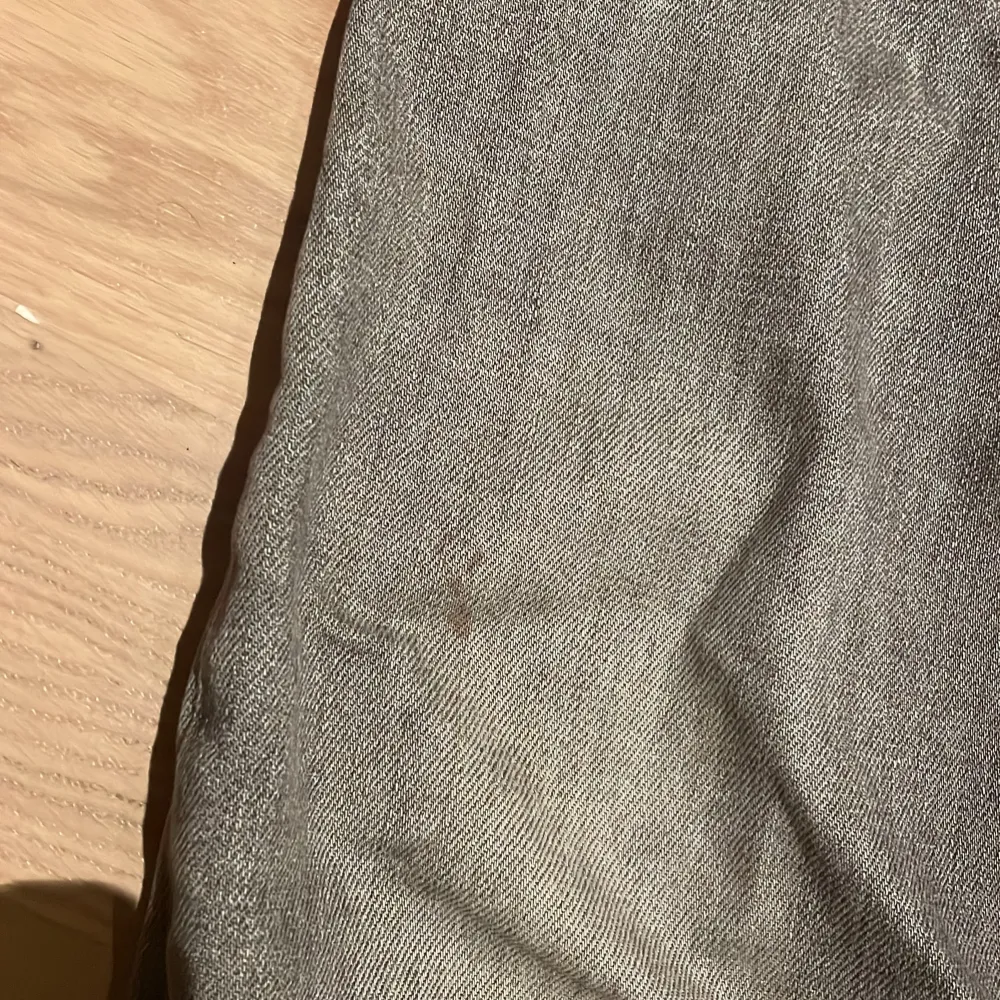 Säljer nu mina gråa replay jeans för dom inte kommer till någon användning. Jeansen är i ett bra skick bortsätt från två fläckar😕 Storlek:146-152. Jeans & Byxor.