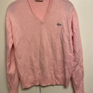 Stickad tröja  - Fin stickad tröja från Lacoste i storlek M