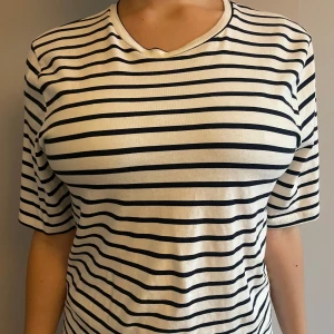 Randig T-shirt  - Randig T-shirt från Gina! Aldrig använd 🤍💙🖤🤍