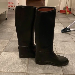 Ridstövlar - Ridstövlar i fint skick. Frakt tillkommer.