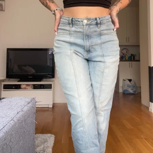 Jeans från hm - Så sköna o snygga jeans från hm! Blivit för stora för mig men sitter snyggt baggy oxå!