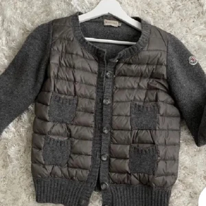 SÖKER  - SÖKER!!! Eller kan vara liknade . SPELAR INGEN ROLL SKICK !! 