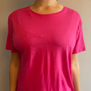 Zara T-shirt  - Rosa T-shirt från zara! Aldrig använd 🩷🩷🩷