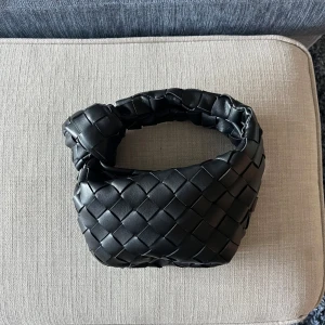 Flätad väska  - Säljer denna snygga svarta väska! Väldigt fint skick