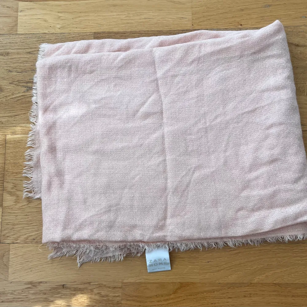 Rosa filt från zara home, mått 70x183, oanvänd. . Muu.