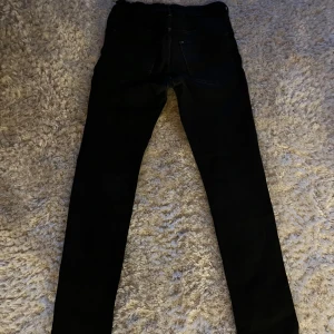 Svarta skinny jeans - Säljer nu ett par riktigt feta svarta jeans!!! Ett par riktigt bra jeans som passar med allt och funkar året runt🔥🔥Det är i ett riktigt bra skick🤩🤩Priste gå att förhandla och skriv om ni har frågor eller vill ha mer bilder🔥🔥🔥