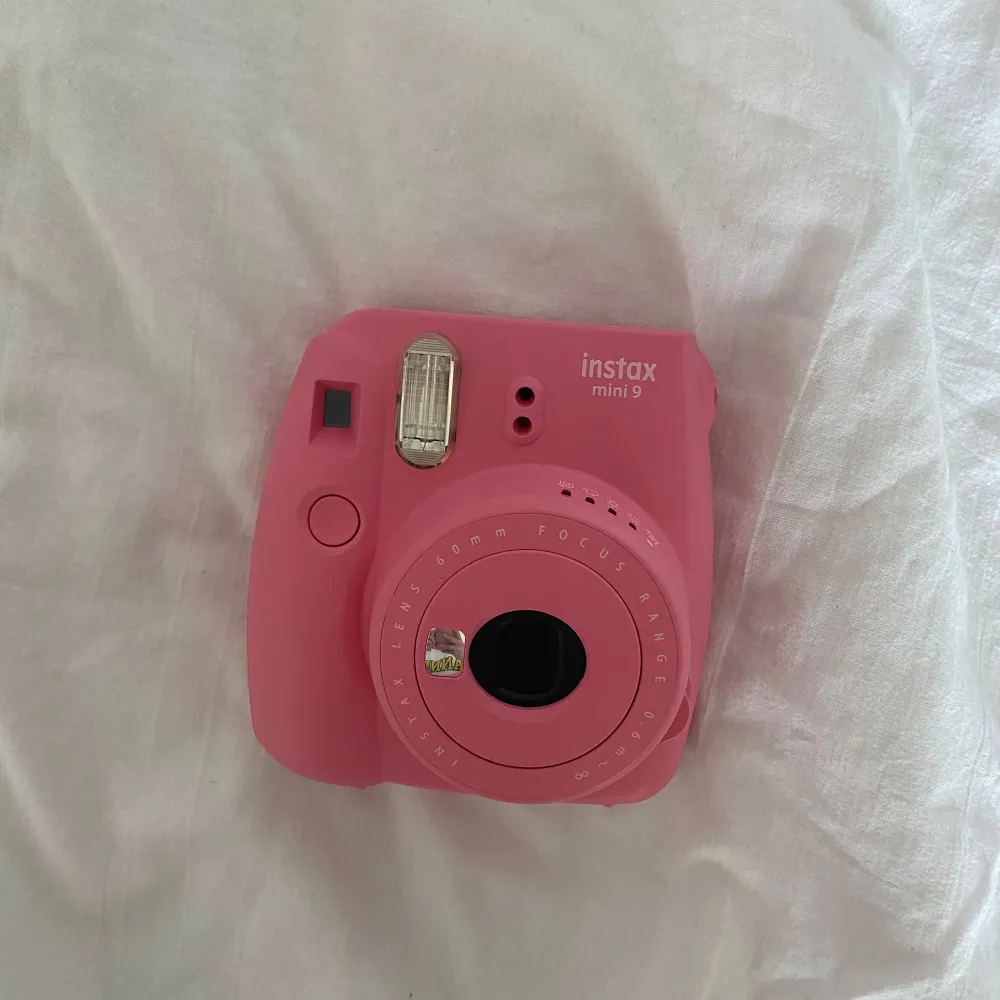 Säljer min instax mini 9 kamera. Kameran är hel, men fodralet är lite smutsigt (se bild 3). För att du ska fota behöver du köpa foton till (finns att köpa på clas ohlsson), för när du fotar kommer det ut en bild direkt. . Övrigt.