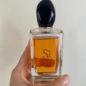 Georgi Armani Sí - Parfym från Armani, doften Sí! Den stora flaskan och mängden är enligt bild. Förvarats kallt och mörkt! 