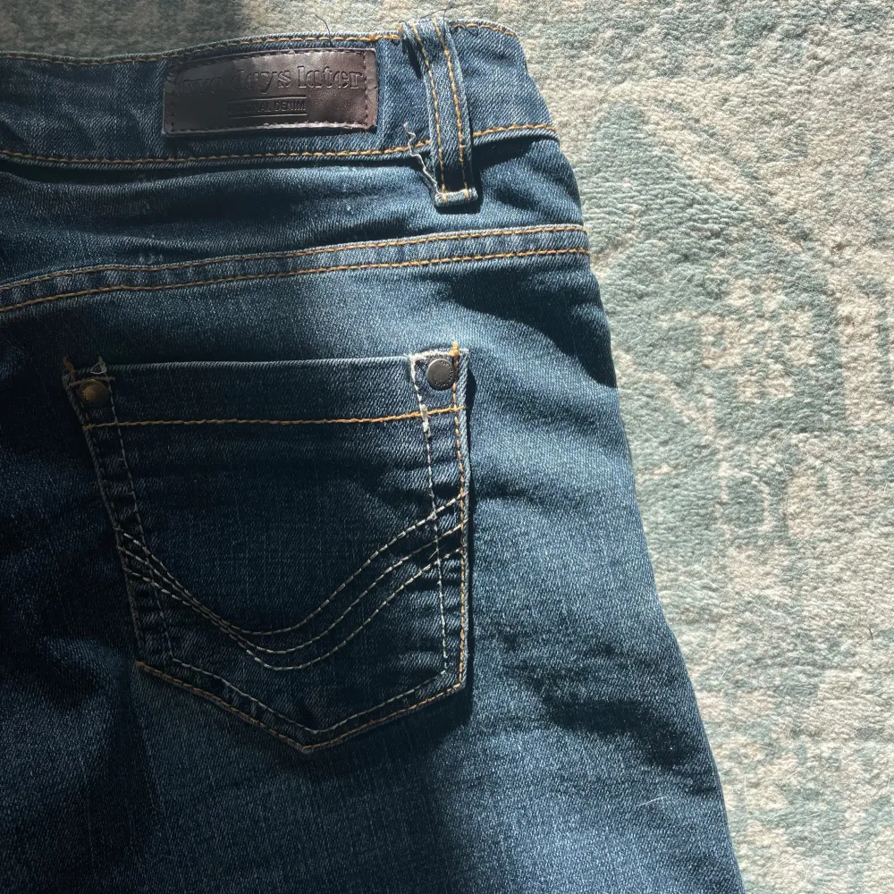 Snygga Lowwaist jeans. Dom var tyvärr för korta och därmed inte använda. Skulle passa någon runt 160-165 🌷. Jeans & Byxor.