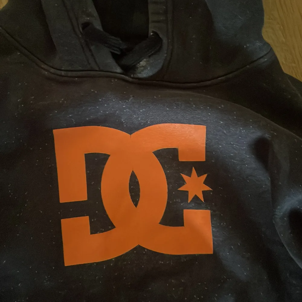 dc hoodie orange text har inte använts så många gånger . Hoodies.