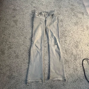 Grå LTB jeans valerie - Jättefina ltb jeans i storlek 26/32 i bra skick helt utan några defekter. Dock uppsprättade längst ner se på sista bilden💕