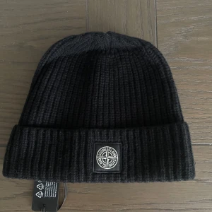 Stone Island Mössa - Nyskick. Stone island mössa svart.