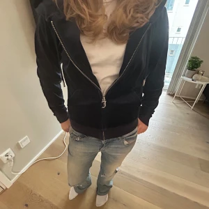 Juiciy couture navy blue  - Köp min Juiciy couture tröja som knappt är andvänd!!!!