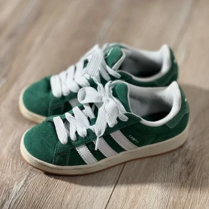 Adidas Campus 00’s gröna - Säljer mina gröna adidas campus då de inte kommer till användning längre. Använda fåtal gånger så i bra skick! Storlek 39