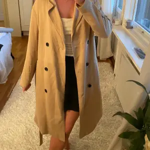 En trench coat från NA-KD i fint skick. Ej fodrad. Stl XS och sitter bra på mig som vanligtvis har XS/S☀️