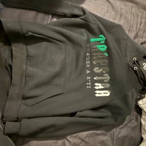 Trapstar Tracksuit - Säljer nu denna feta tracksuit från Trapstar då den inte kommer till användning längre. Hör av dig vid frågor!