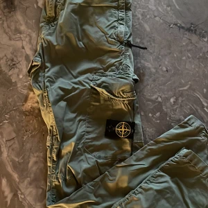 Stone Island byxa - Gröna Stone Island byxa storlek 12 år, 156
