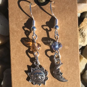 Örhängen  - Örhängen av glaspärlor och solen/månen i silver.☀️🌙