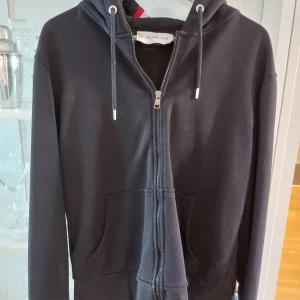 Moncler hoodie  - Moncler hoodie med tjock och bra kvalitet. Mörkblå färg med riktigt snygga detaljer.