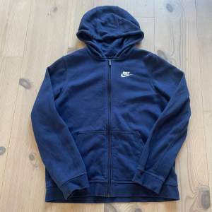 Nike vintage zip i storlek 158 - 170, sitter som xs. Be gärna om mått eller mer bilder!