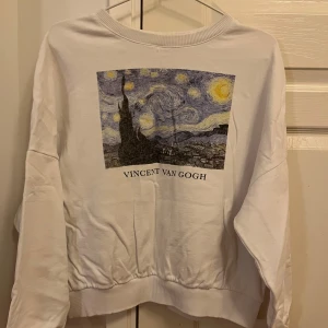 Tröja med tryck - Mysig tröja från even&odd i storlek M Obs! Den är kort i ärmarna