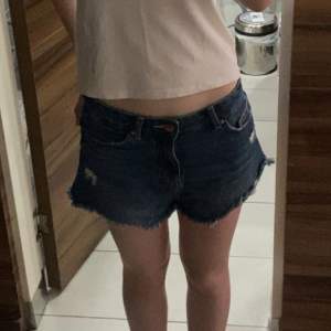 Säljer dessa jeansshorts från bershka!! Använda ganska ofta  Om du vill ha mer bilder fråga mig bara💓