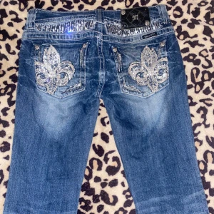 Missme jeans - Knapot anvönd av mig och är i bra skick. Storlek 28, innerben: 88 cm, midjemåttet tvärs över 40-41 cm🎀