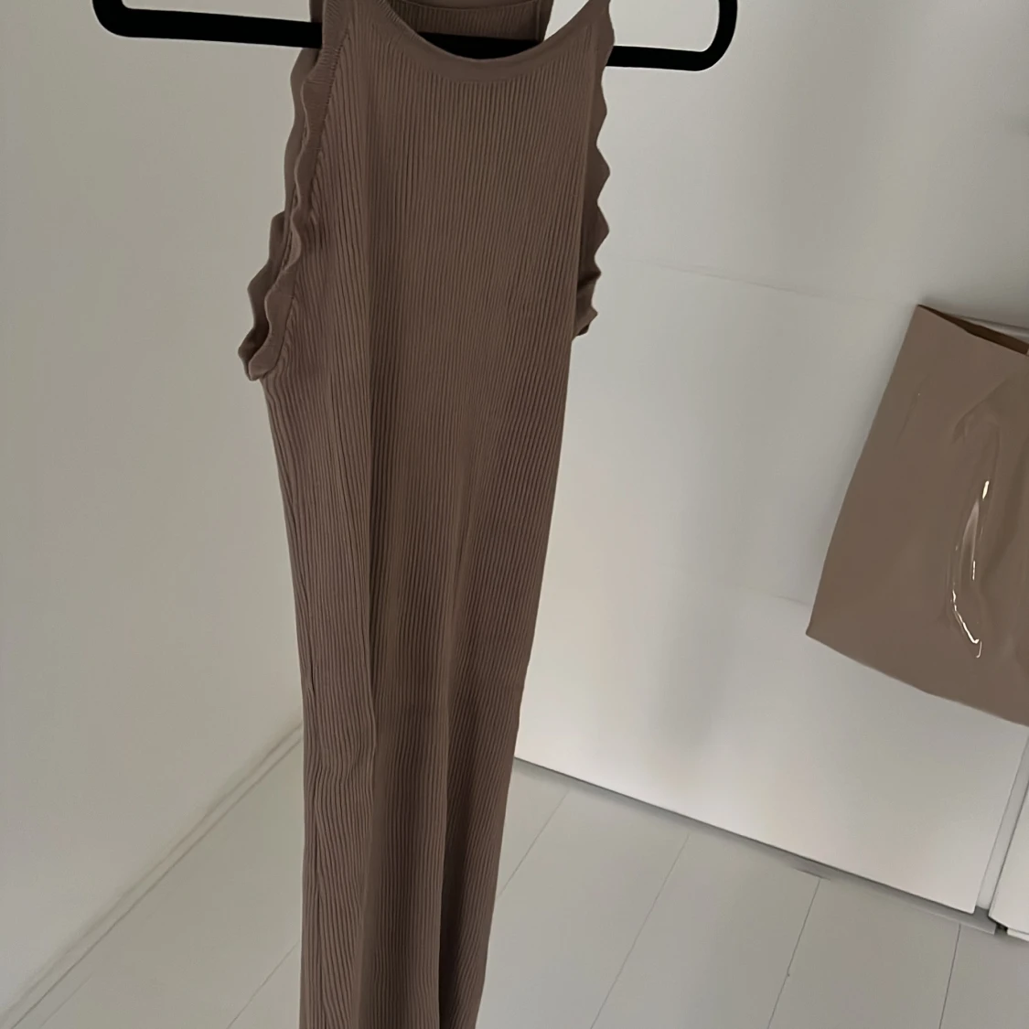 Beige/brun ribbad klänning  - 93