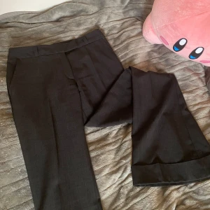 Kostymbyxor - Skitsnygga lågmidjade bootcut kostymbyxor. För långa på mig som är 158. De är inte stretchiga!! Står ingen storlek, uppskattar till XXS. Innerbenslängd: ca 81 Midjemått: ca 71