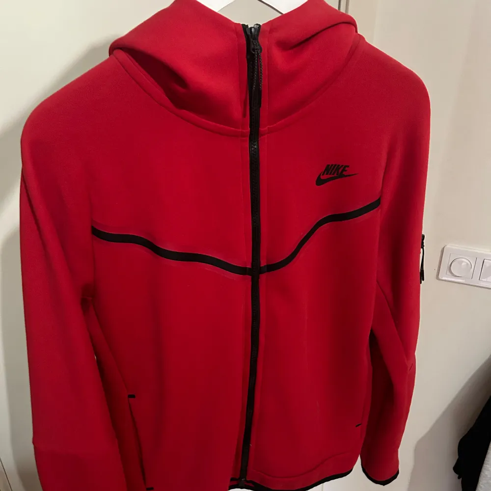 Riktigt skön röd Nike tech i väldigt bra skick, inte använd så mycket. Bara att höra av sig vid frågor!. Hoodies.