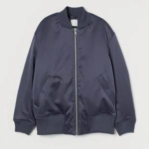 Hm bomberjacka  - Säljer nu denna supersnygga bomberjackan från HM❤️ Finns inte att köpa längre i butik☺️Färgen är mer lila/blå och skimmrig än vad den ser ut på bilden!!