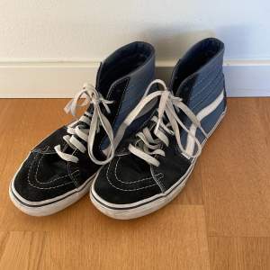 Ett par svart blåa högre vans sneakers i strl 40