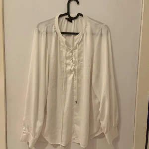 Vit långärmad blus - Den har inte blivit använd mer än 5 gånger men den har bra kvalité och håller sin färg efter tvättning.