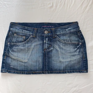 00s Jeans Kjol🐆🍸 - Y2k jeans kjol, Calliope✨ Super snygg jeans kjol med små slit detaljer💋 Midja: 41 cm🫶🏼 Längd: 31 cm💫