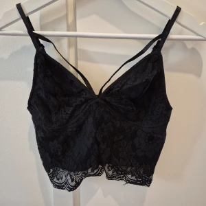 Topp Bikbok - Topp/crop top, spets, från Bikbok. Använd fåtal gånger. Strechig material, resåband på ryggen. Storlek S. 100% polyester. 