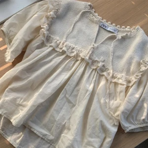 Zara blus  - Creamärgad/beige blus från Zara 💗 Storlek S