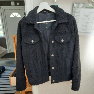Teddyjacka Hollister - Varan är i bra skick och är i strl xs. Har använts men finns inga skador.