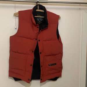Canada goose väst - Canada goose väst i Strl XS Knappt använd Nypris ish 6000kr Mitt pris 1200kr Lägg bud om pris inte passar