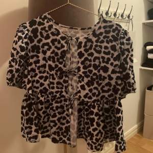 svartvit leopard topp! knappt använd, jättefin!❣️